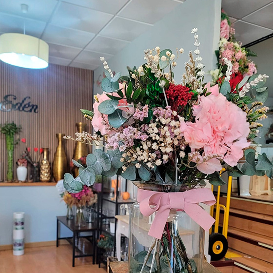 Caja blanca de flores preservadas