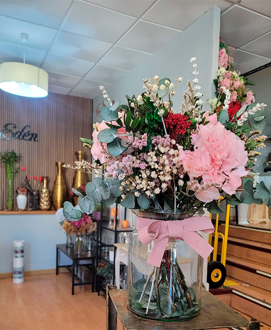 Caja blanca de flores preservadas