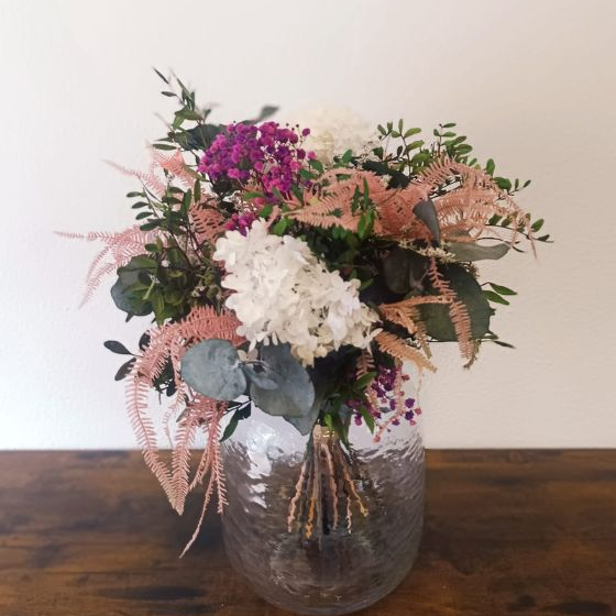 Ramo variado tonos rosa y lila con jarron