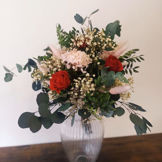 Ramo preservado tonos rojos con jarrón